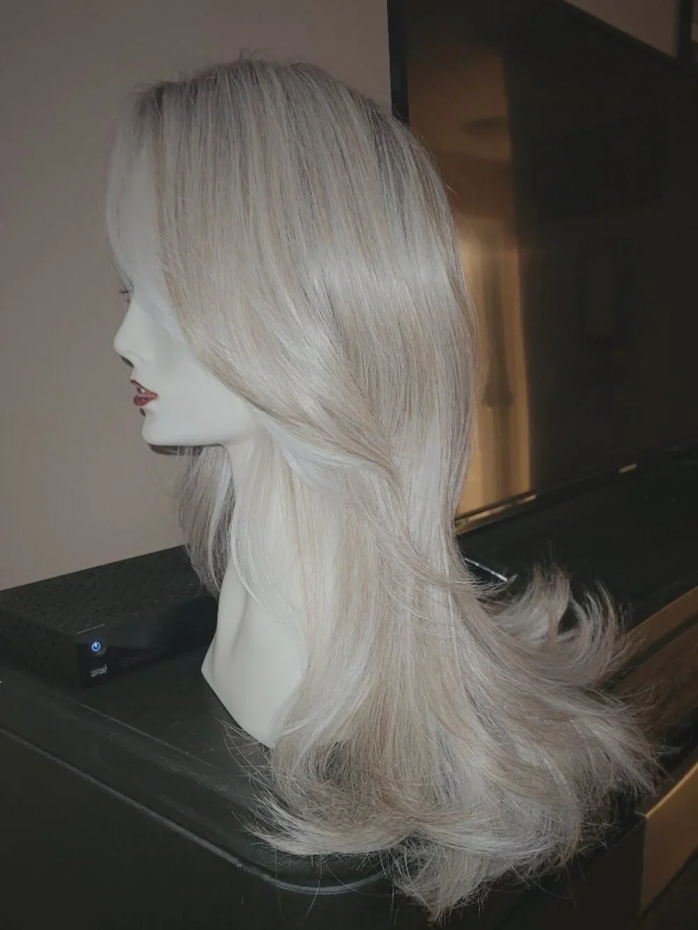 NWT MEL Ash blonde 20 inch long wig